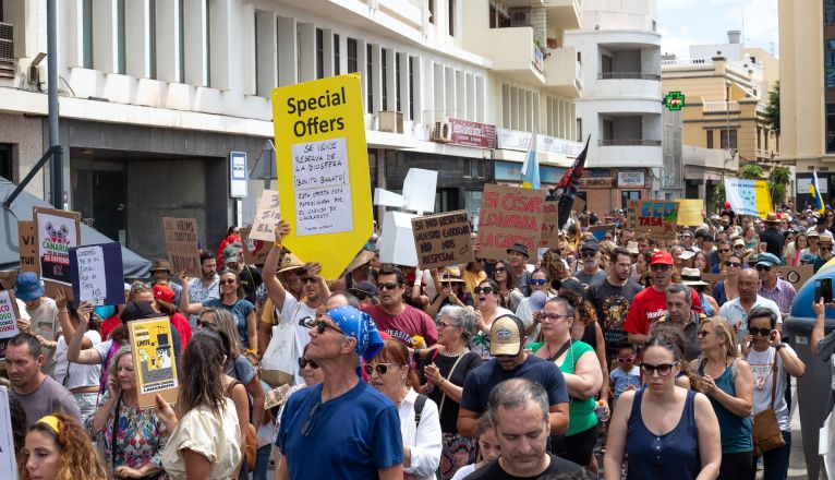 Manifestación del 20 de abril contra la masificación turística en Lanzarote. Foto: Andrea Domínguez.