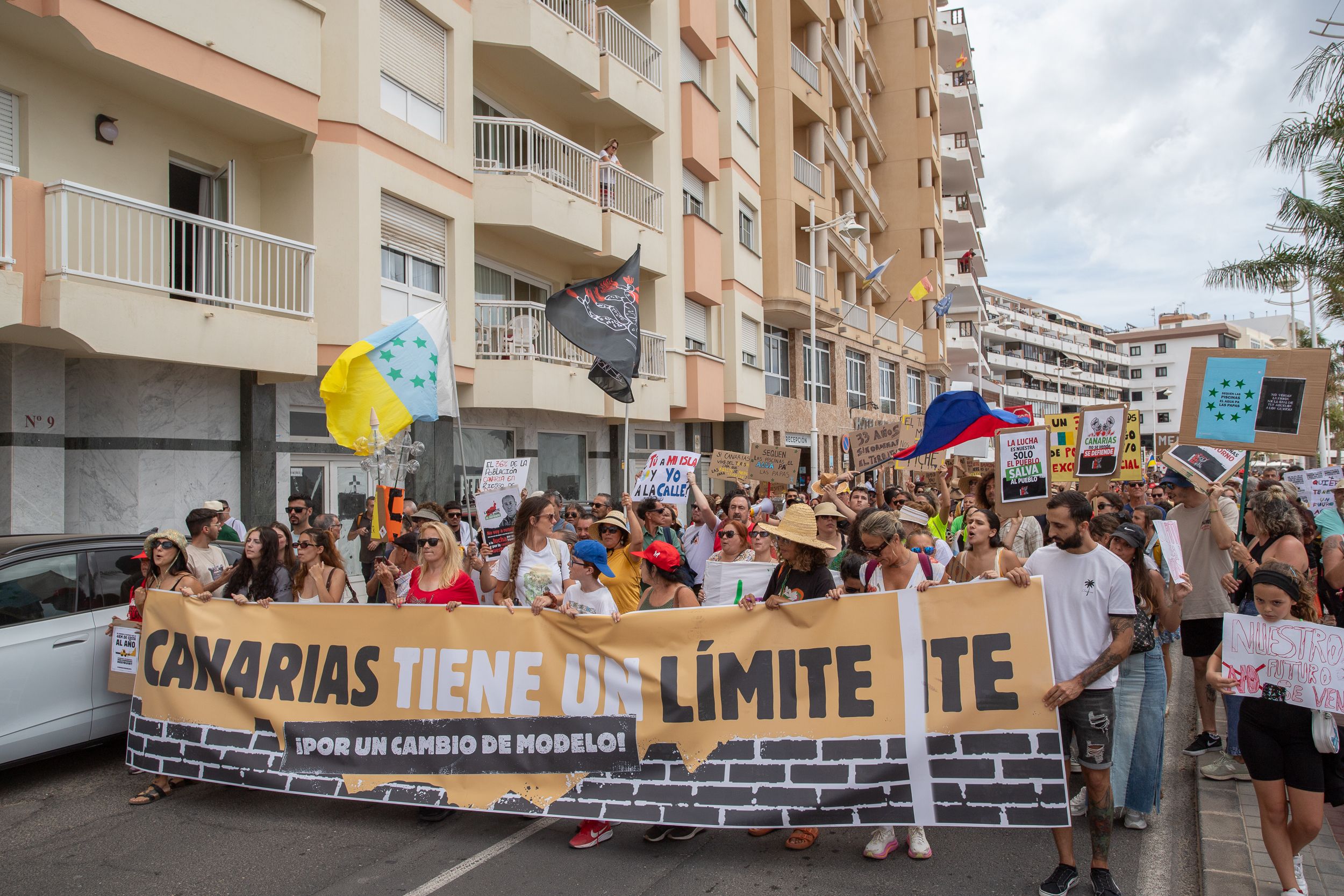 Manifestación del 20 de abril contra la masificación turística en Lanzarote. Foto: Andrea Domínguez.