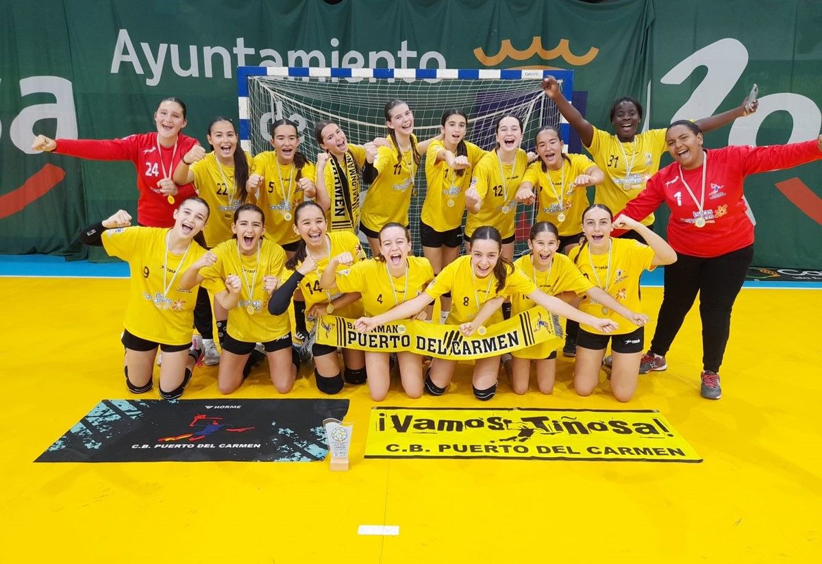 Las juveniles de Puerto del Carmen tras proclamarse campeonas de Canarias