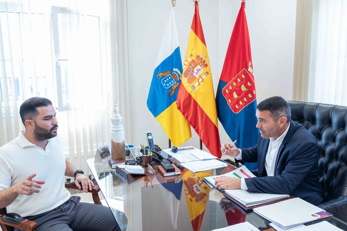 Oswaldo Betancort junto al consejero Jesús Machín