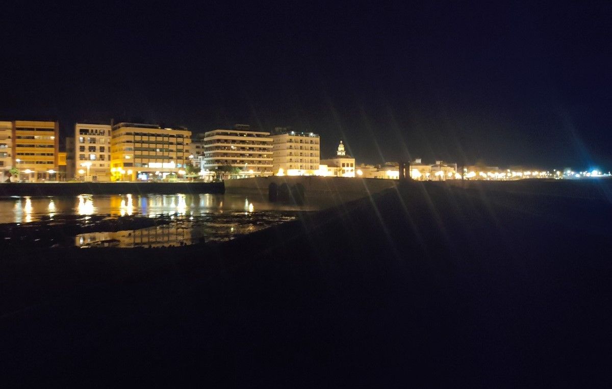 Falta de luz en los alrededores del Castillo de San Gabriel en Arrecife