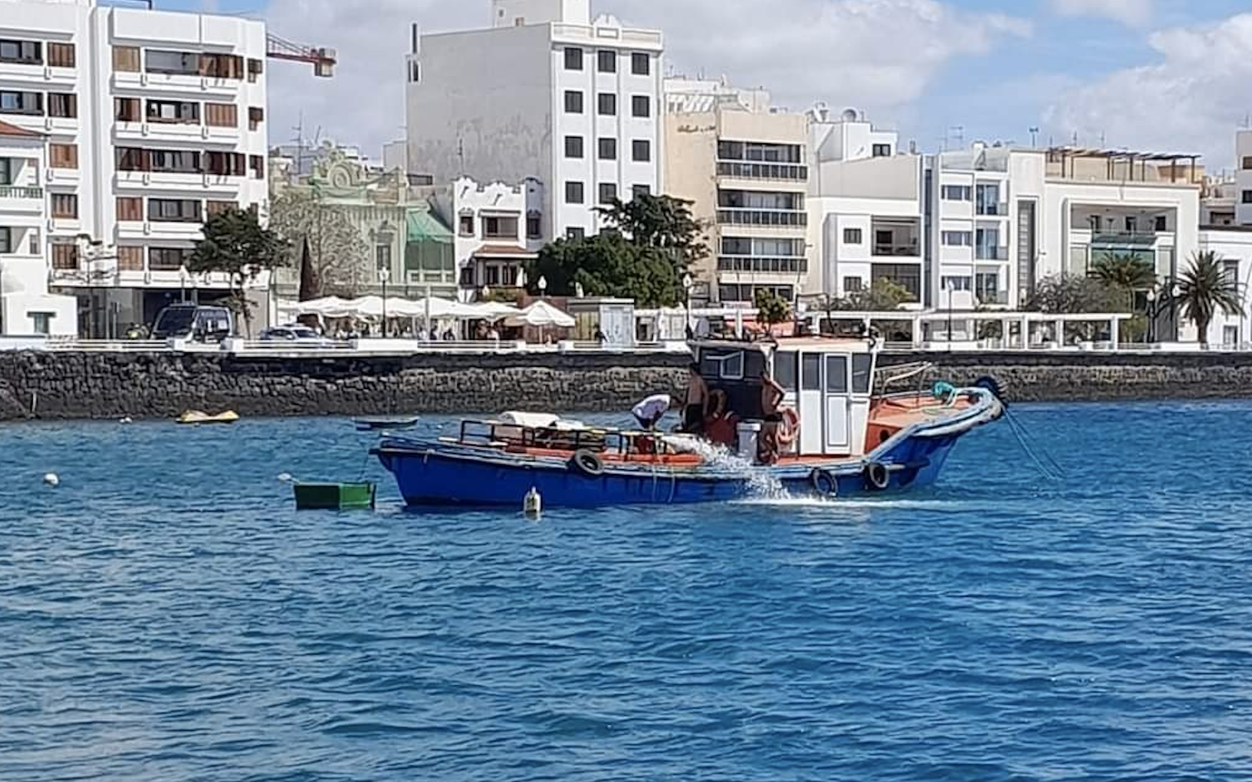 Un pesquero, a punto de hundirse en Arrecife