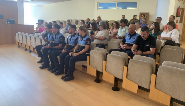 Público en la toma de posesión de los agentes de la Policía Local