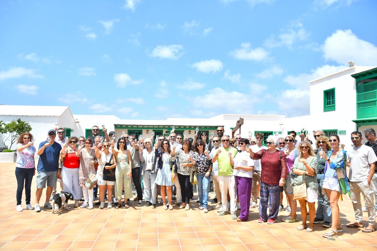 Brindis durante la celebración en el Monumento al Campesino. Vino de Lanzarote