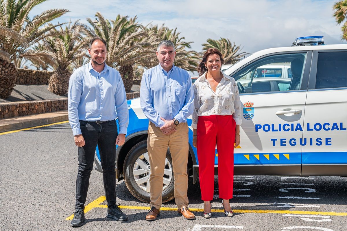 La alcaldesa de Teguise junto a los nuevos coches adquiridos para la Policía Local