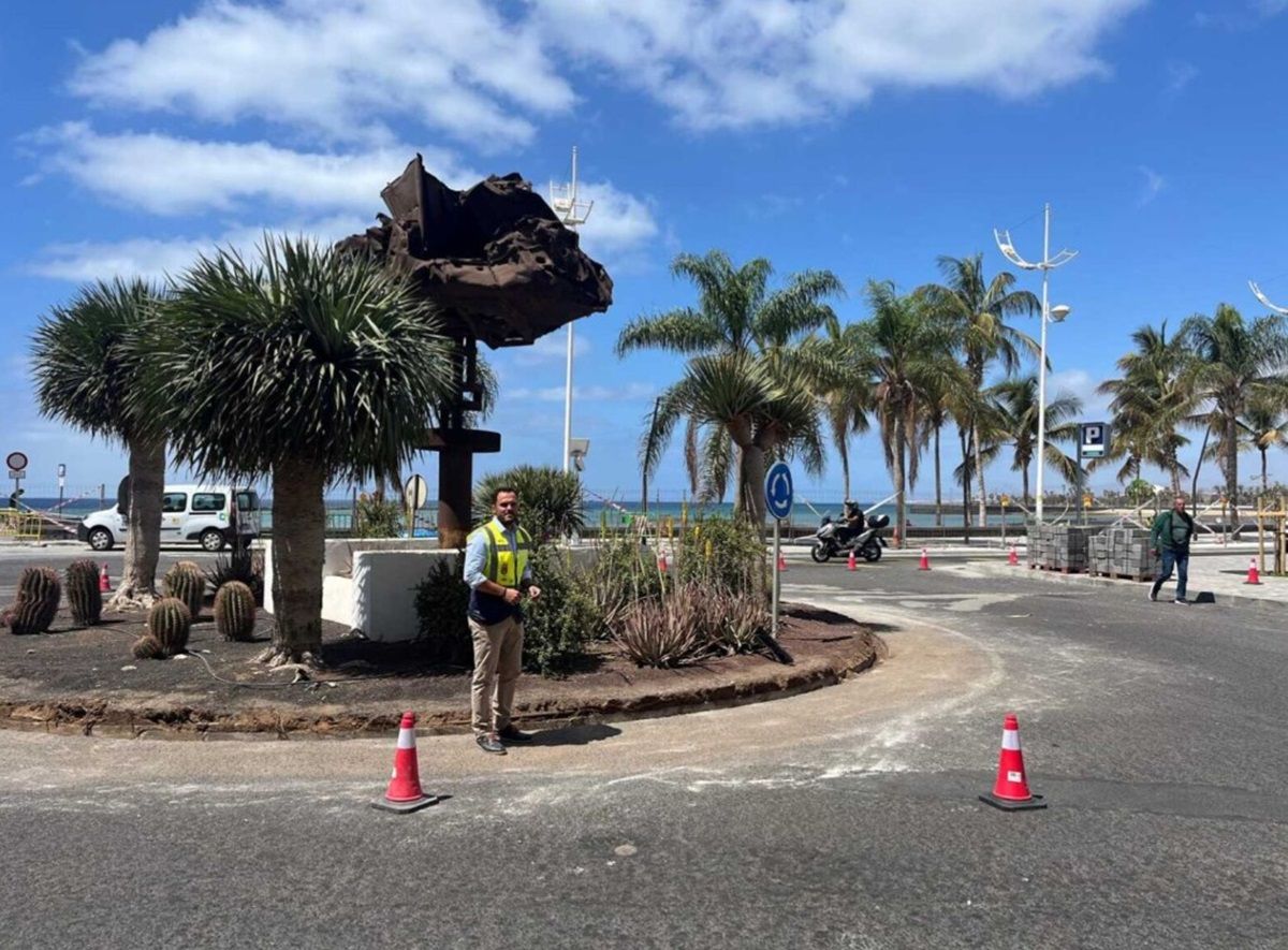 El alcalde de Arrecife, Yonathan de León junto a la glorieta con la escultura Barlovento