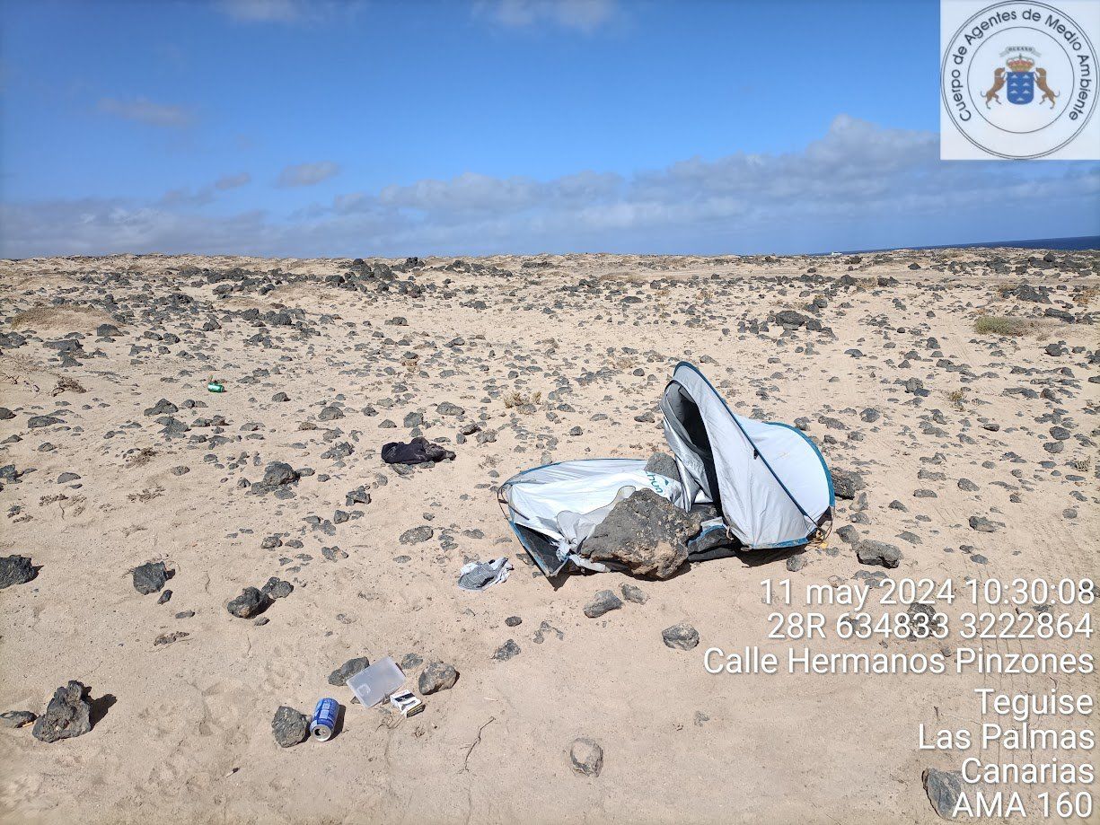 Acampan en un parque natural de Lanzarote y dejan tirada la caseta de campaña