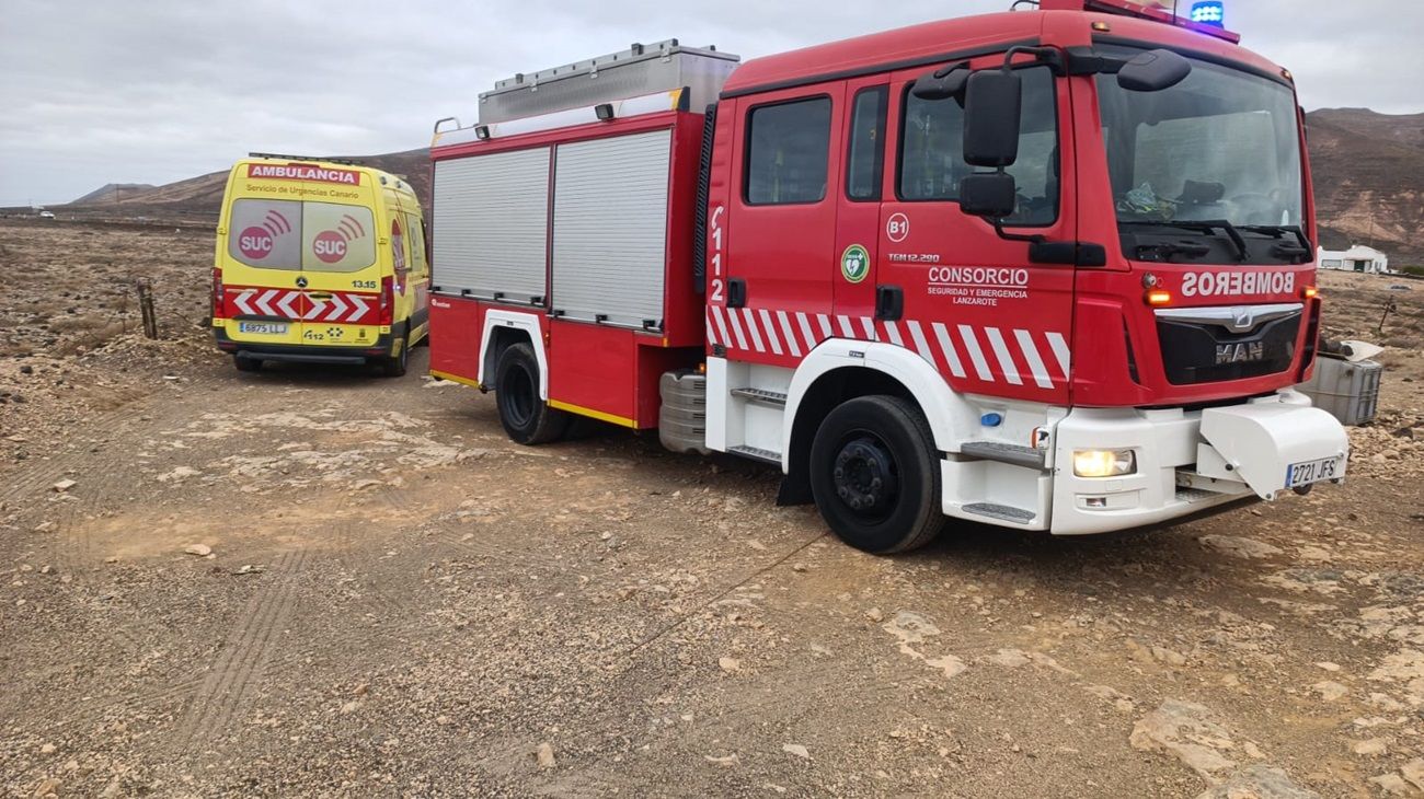 El coche de bomberos y la ambulancia en la zona del rescate