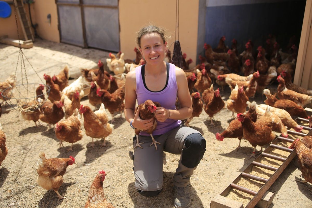 La joven María Guerra en la granja avícola ecológica en Lanzarote (Foto: Juan Mateos)