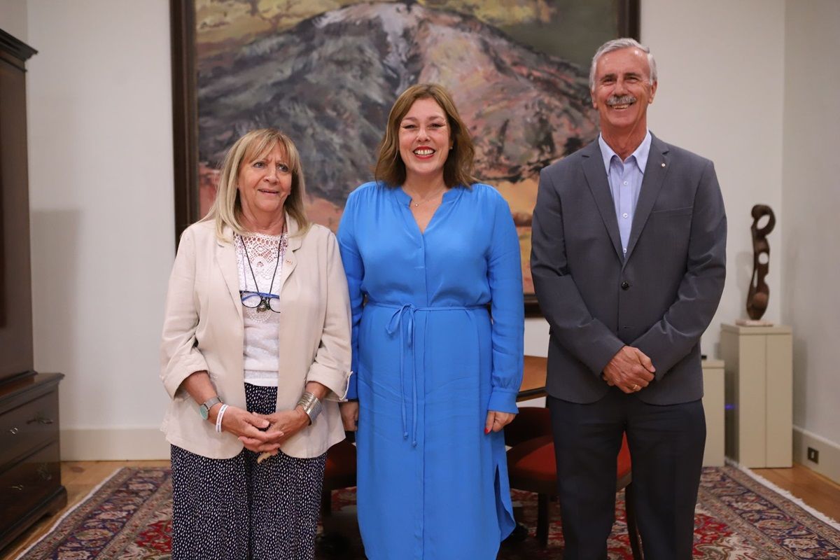 Astrid Pérez con la presidenta de Cruz Roja, Mayte Pociello y con el presidente provincial en Santa Cruz de Tenerife, Heliodoro González