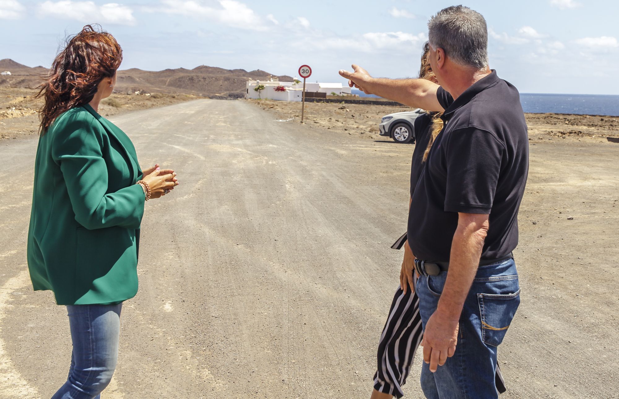 Eugenio Robayna y Olivia Duque en el camino de Los Ancones de Teguise