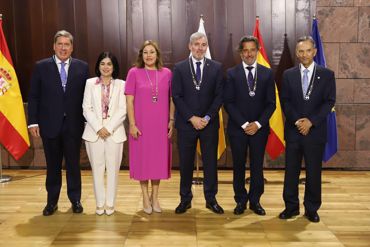 Astrid Pérez, Antonio Castro, Gabriel Mato, Carolina Darias y Gustavo Matos reciben la máxima distinción del Gobierno de Canarias