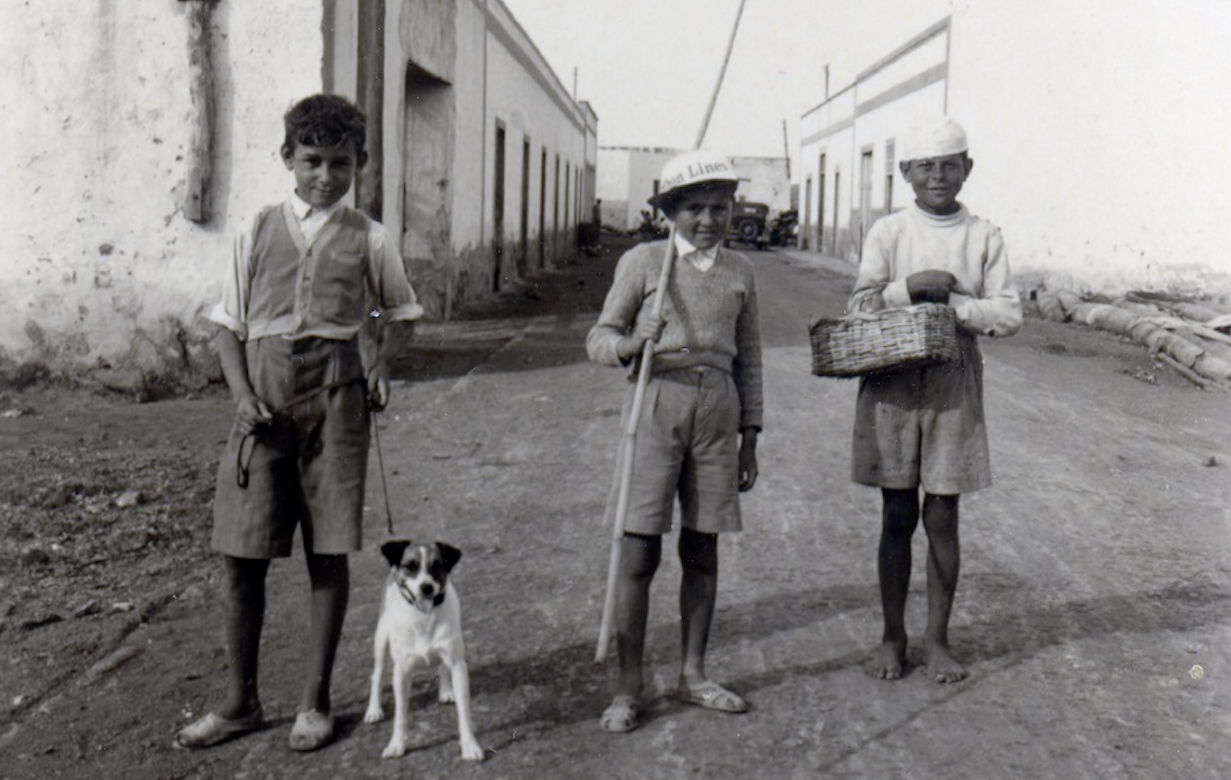 Niños en Arrecife. Autor: Jan Blaauboer. Circa 1952-1954. Archivo Histórico de La Palma