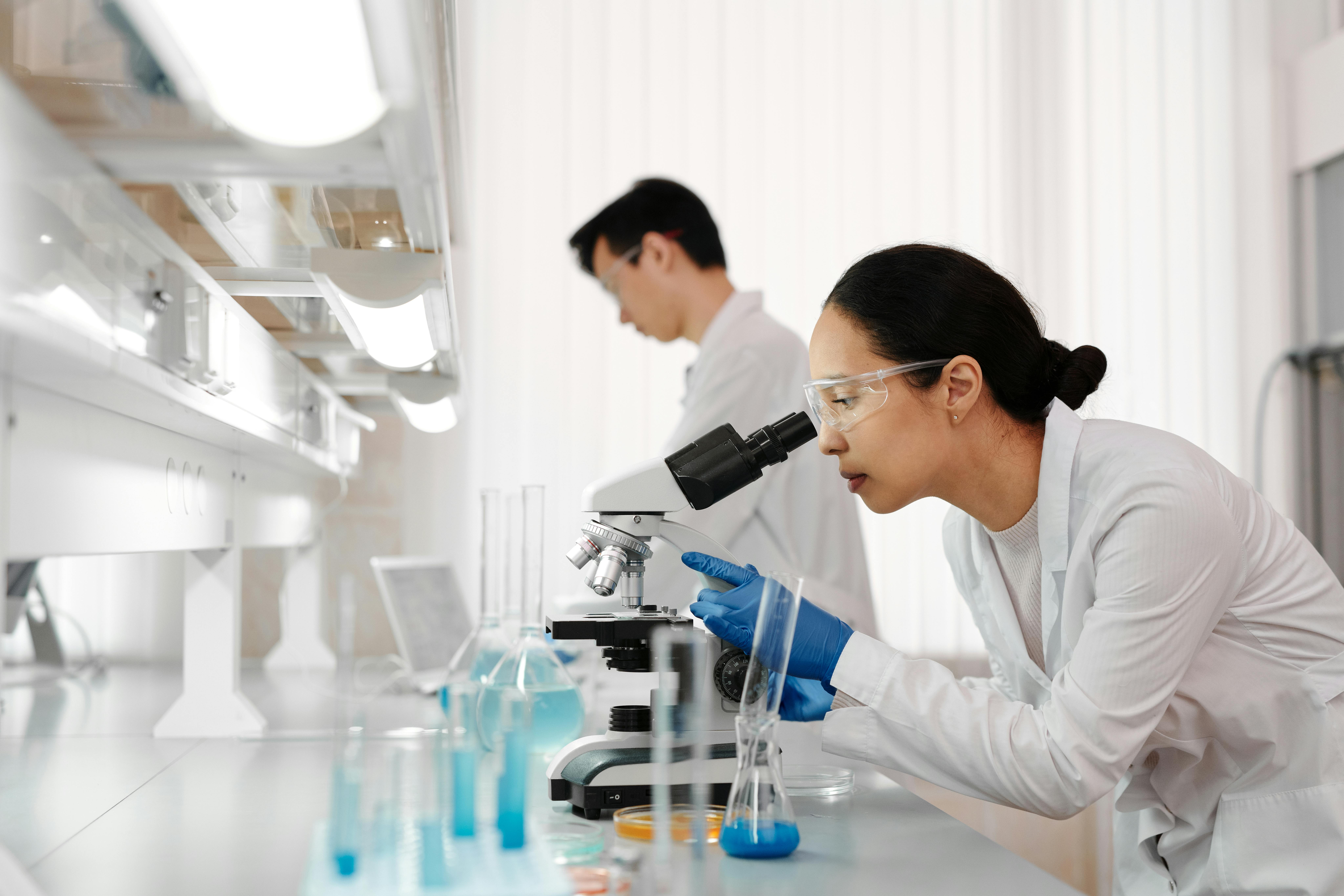 Investigadores científicos. Foto: Edward Jenner (Pexels)