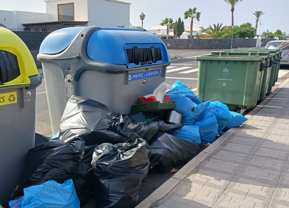 Zona de contenedores en el municipio de Yaiza.