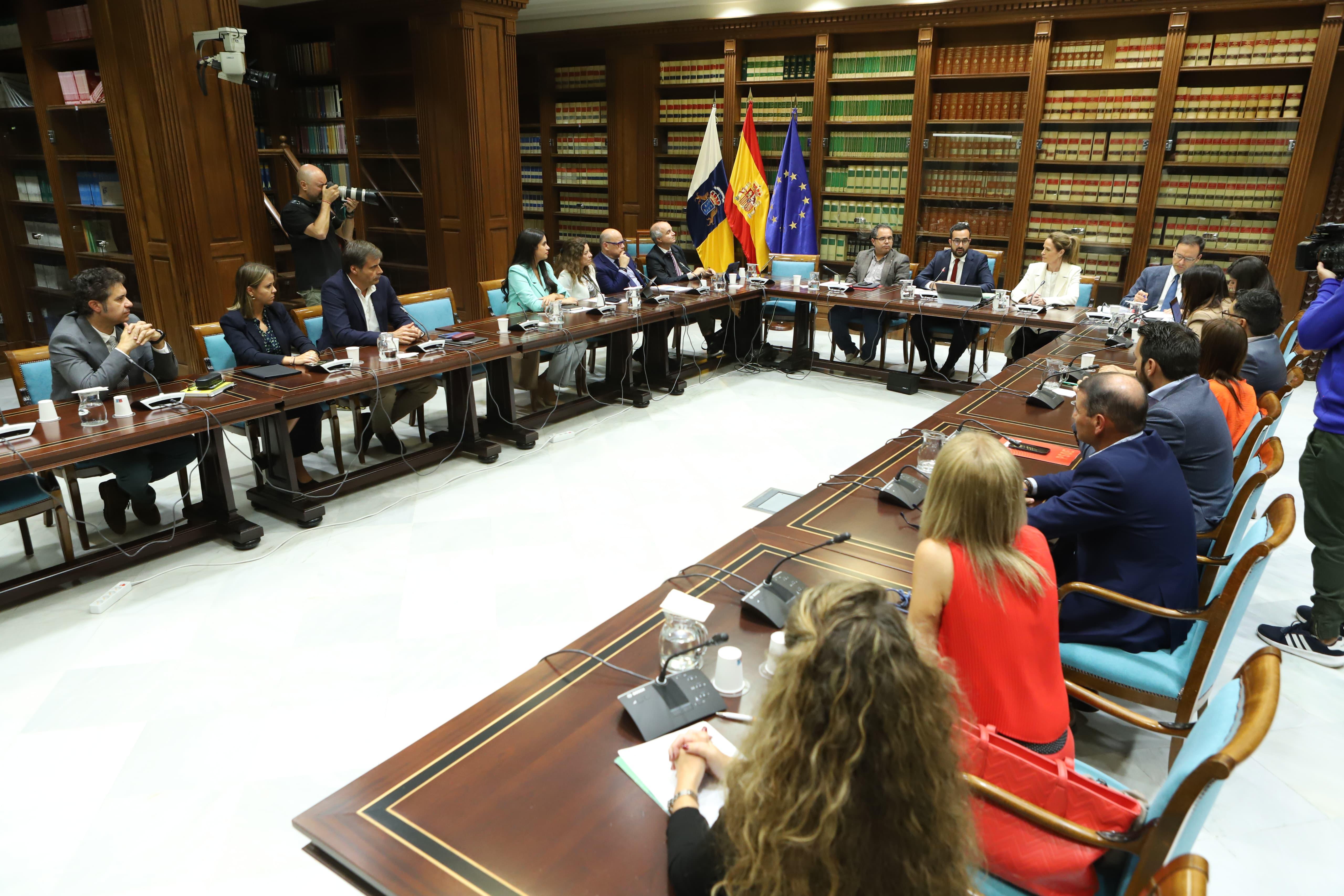 El Parlamento de Canarias constituye la comisión de investigación sobre la compra de mascarillas