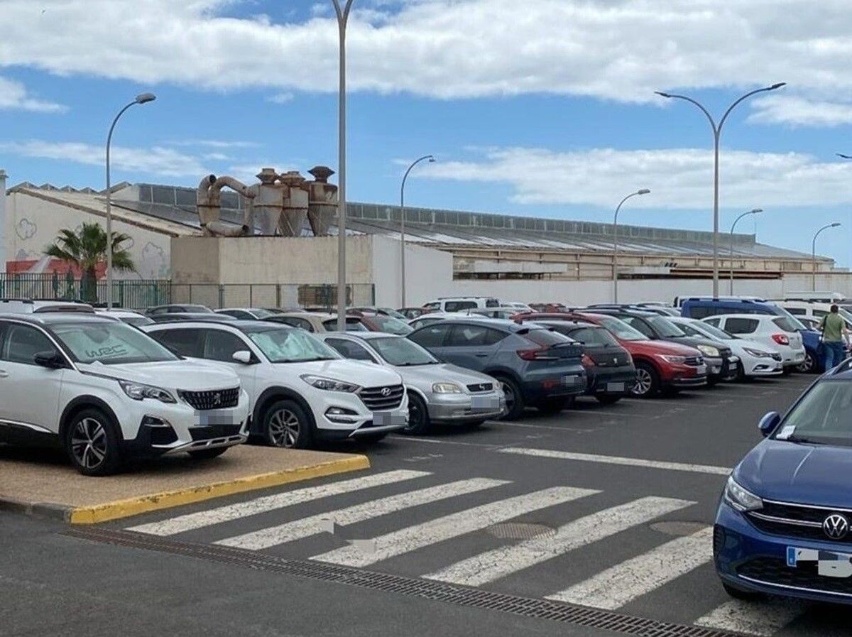 El aparcamiento repleto de coches en el Hospital Molina Orosa