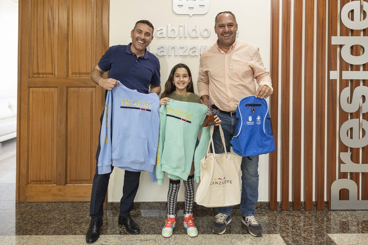 Recibimiento Carla Medina en la sede del Cabildo de Lanzarote