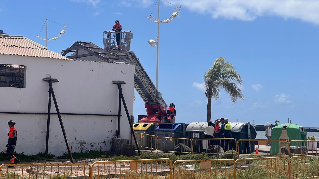 Los bomberos trabajando en la nave de Los Betancores (Foto: La Voz)