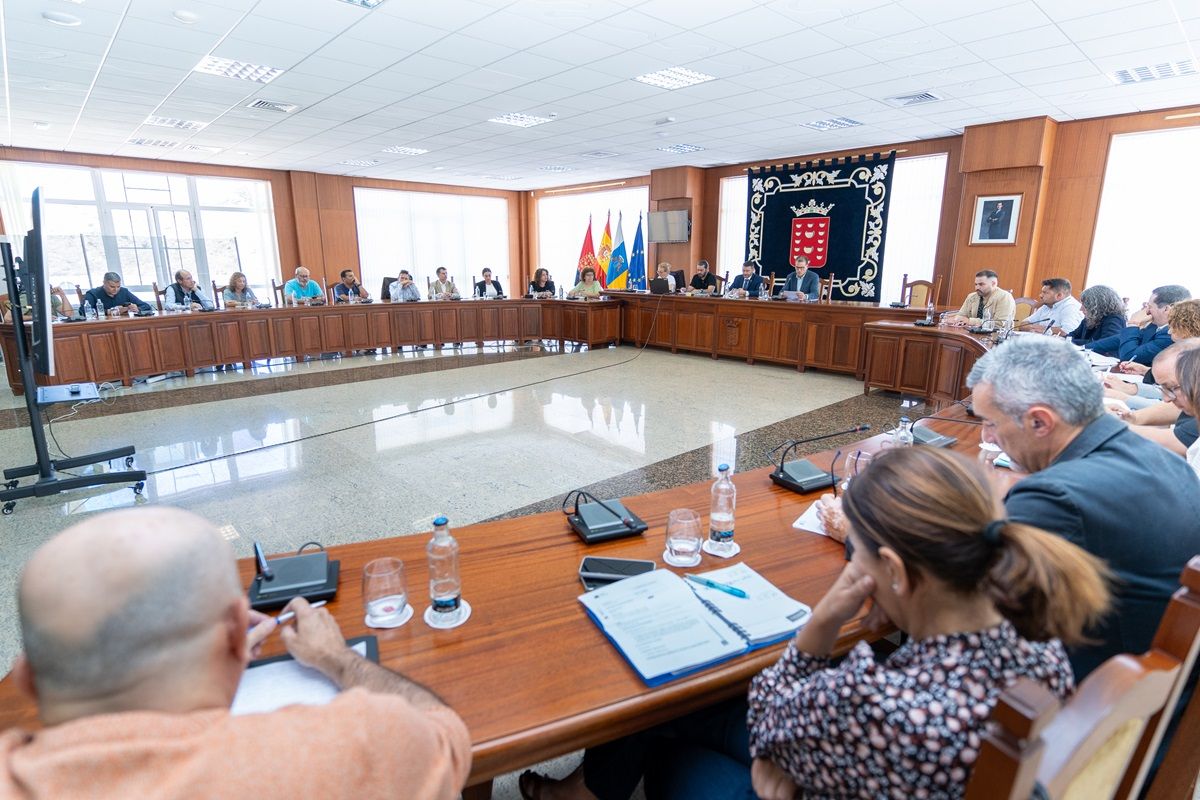 Durante la sesión plenaria para la aprobación del convenio para la mejora de regadíos en la zona nordeste de Lanzarote