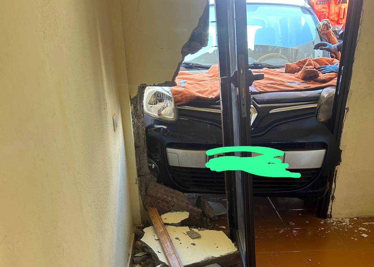 Un coche se empotra contra un piso