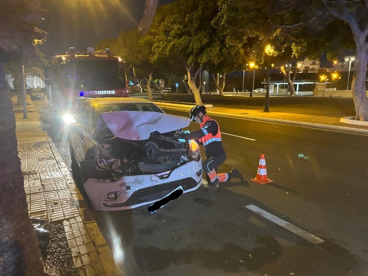 Un coche impacta contra otro aparcado en Arrecife 