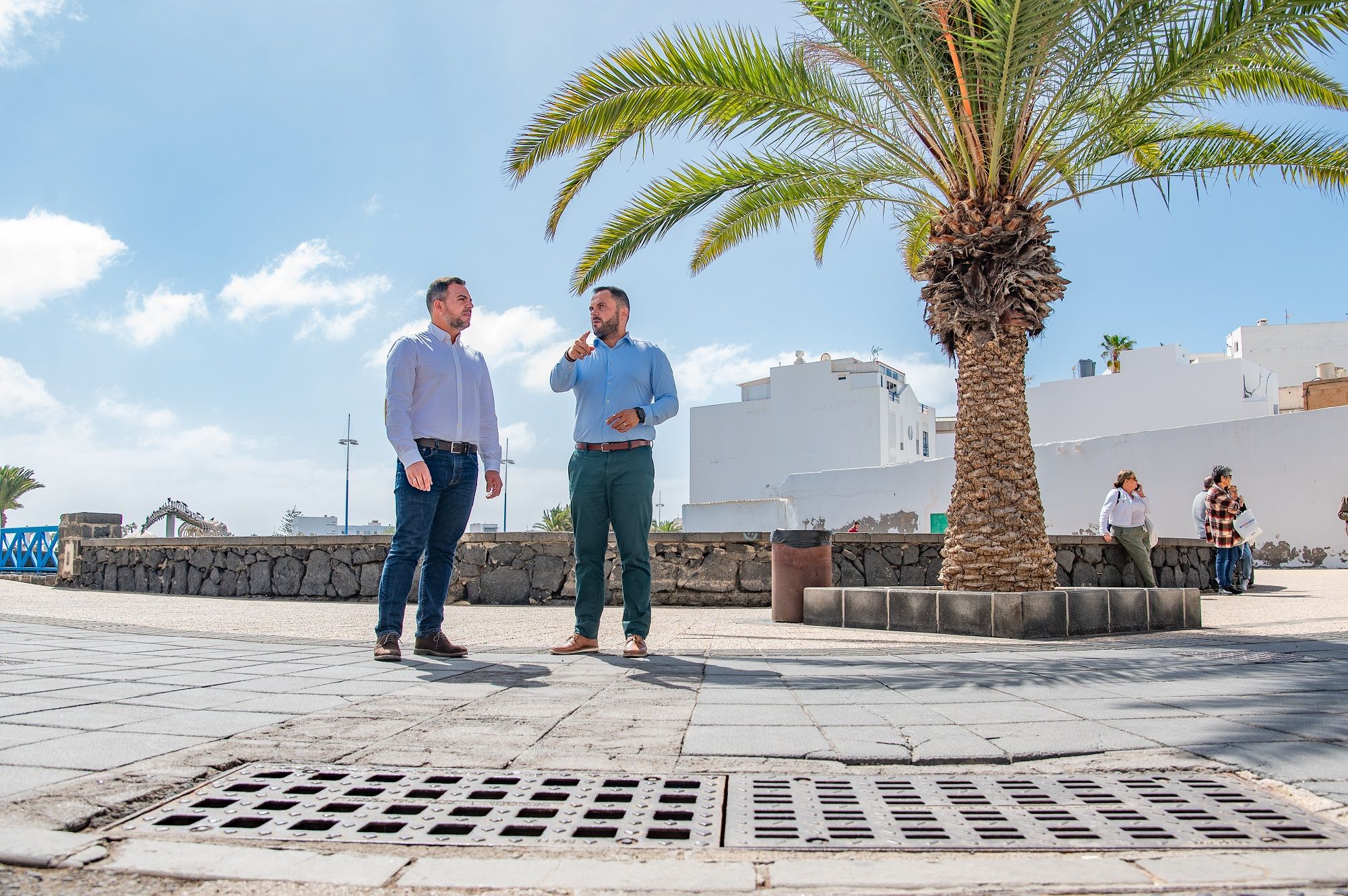 El consejero de Obras Públicas Jacobo Medina y el alcalde de Arrecife yonathan de León