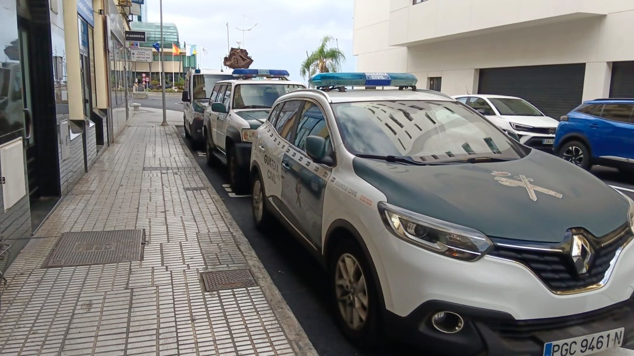 La Guardia Civil detiene a dos personas durante un registro en una vivienda de Arrecife (Fotos: Eider Pascual)