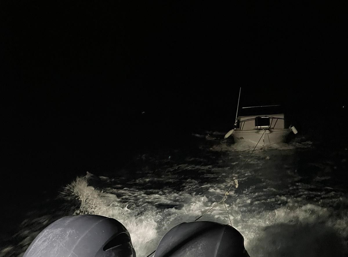 El barco rescatado por Emerlan en Puerto Calero