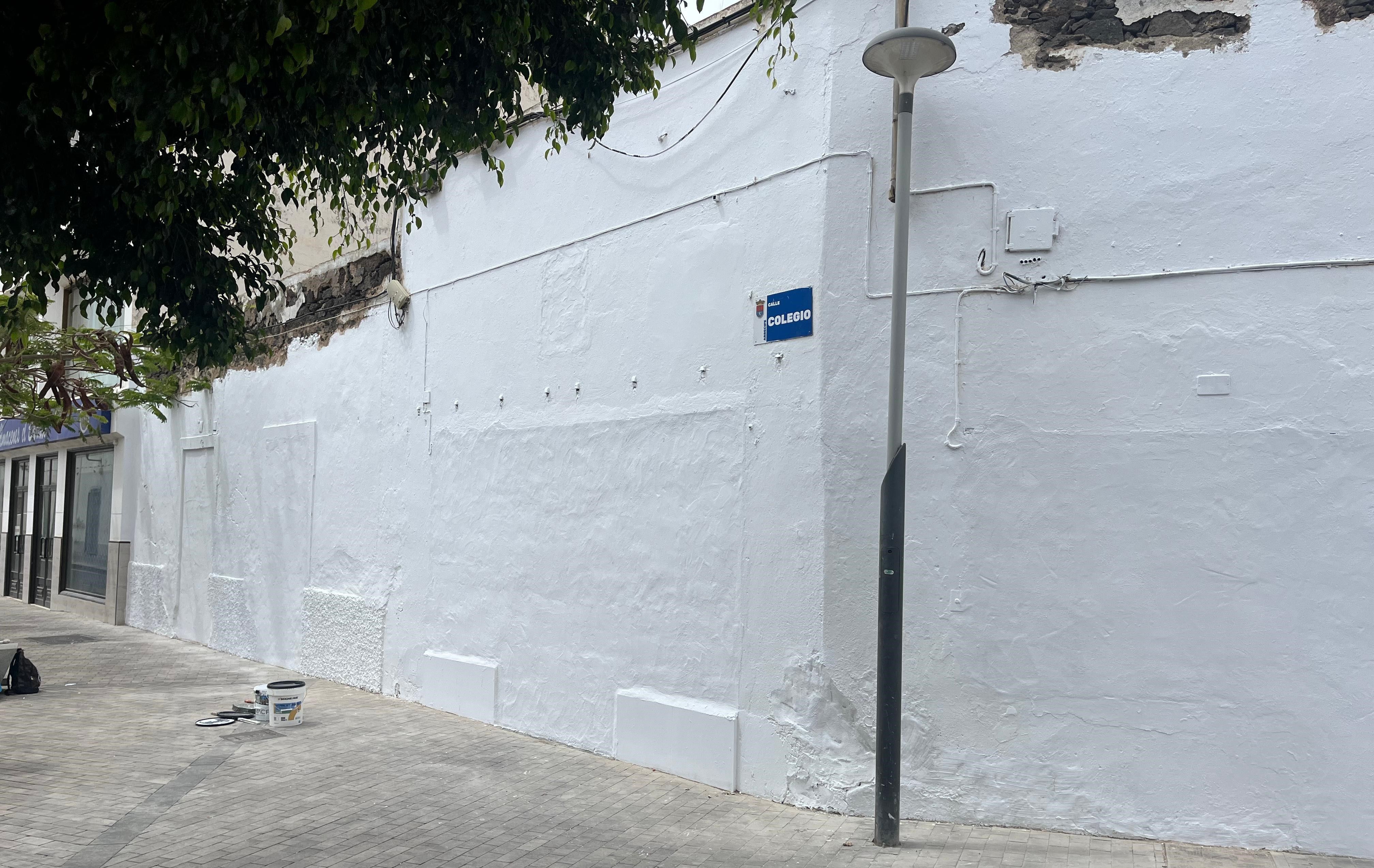 El Ayuntamiento de Arrecife concluye el tapiado de estas casas y está adecentando su exterior 