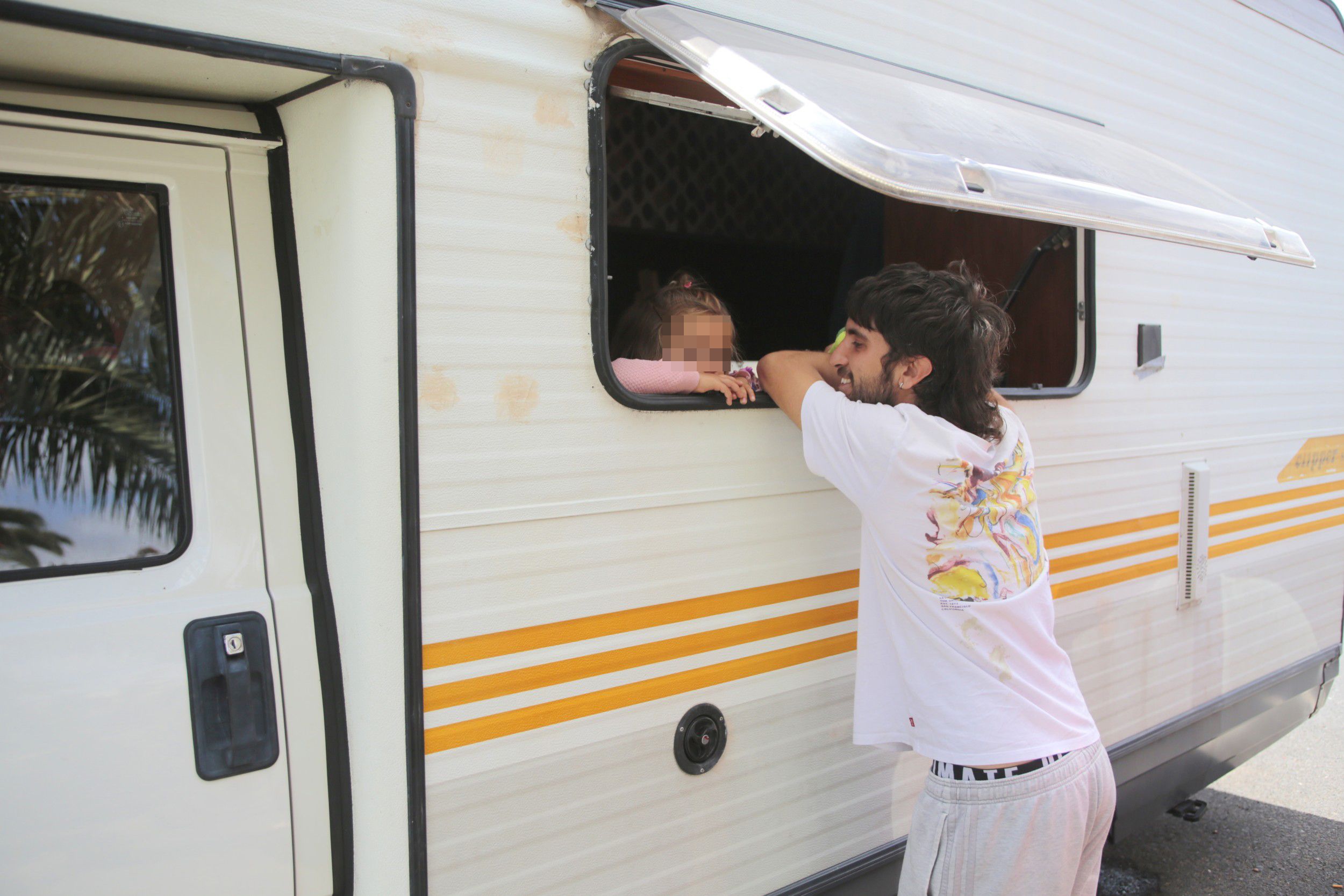 Luca junto a su hija en una caravana en Costa Teguise. Foto: Juan Mateos.