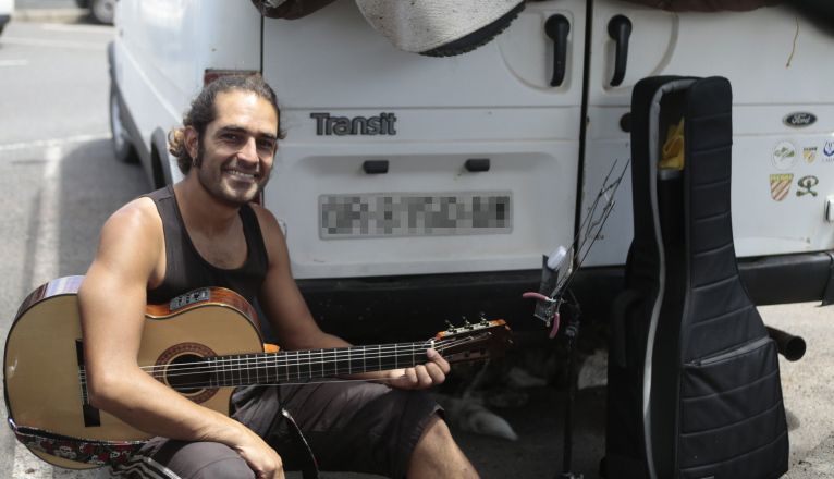 Francisco Jiménez junto a su furgoneta en el aparcamiento de Las Cucharas. Foto: Juan Mateos.