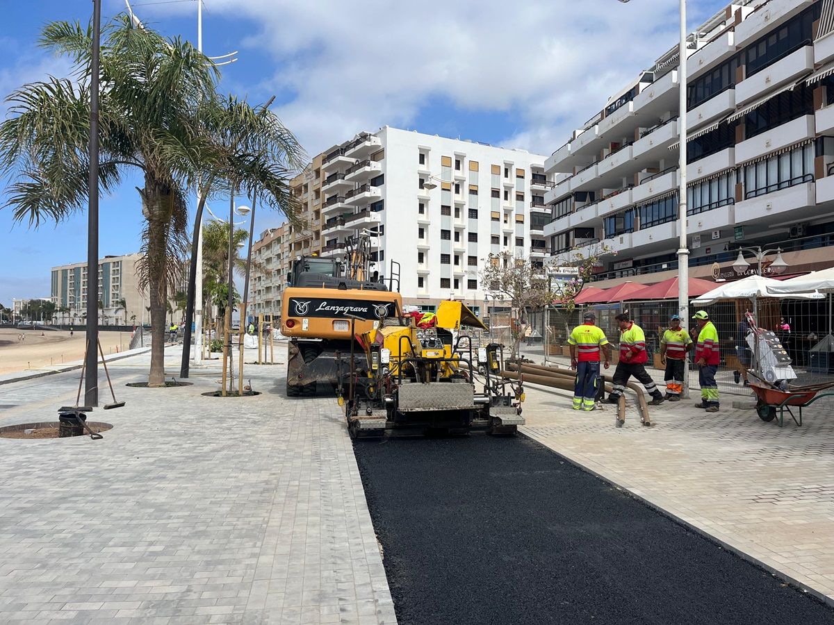 Los operarios culminando las obras junto a la playa de El Reducto