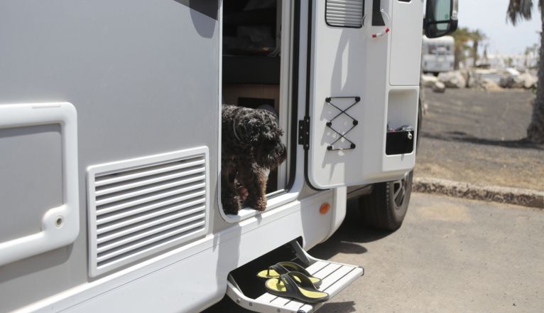 Una de las autocaravanas convertida en vivienda en Costa Teguise. Foto: Juan Mateos.