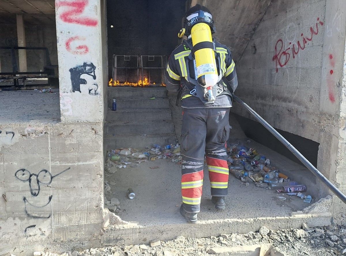 Los bomberos apagando el incendio en una casa abandonada en Arrecife