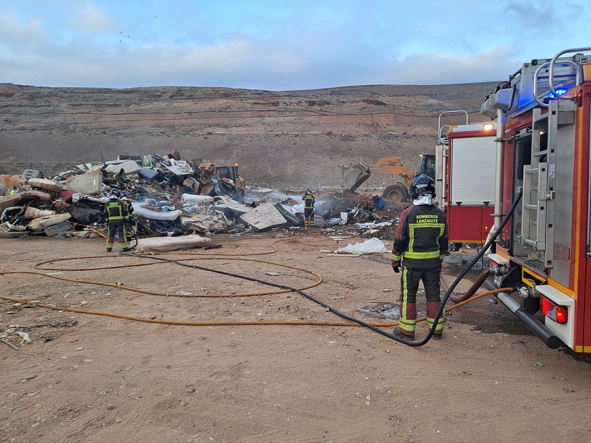 Los bomberos apagando el repunte del incendio en el vertedero de Zonzamas