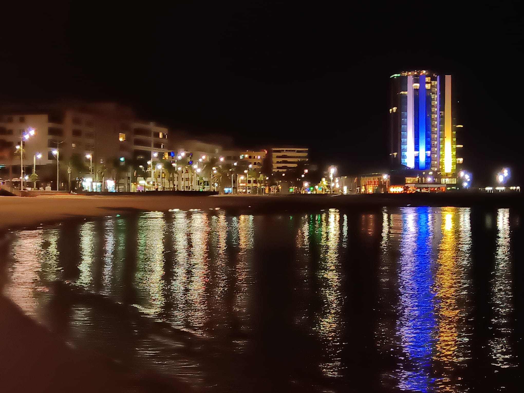 Arrecife iluminado con los colores de Canarias