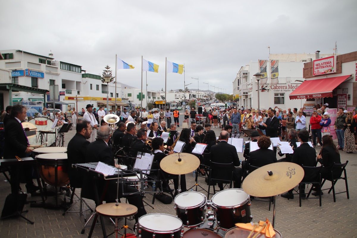 La Banda Municipal de Yaiza tocando en el Día de Canaria