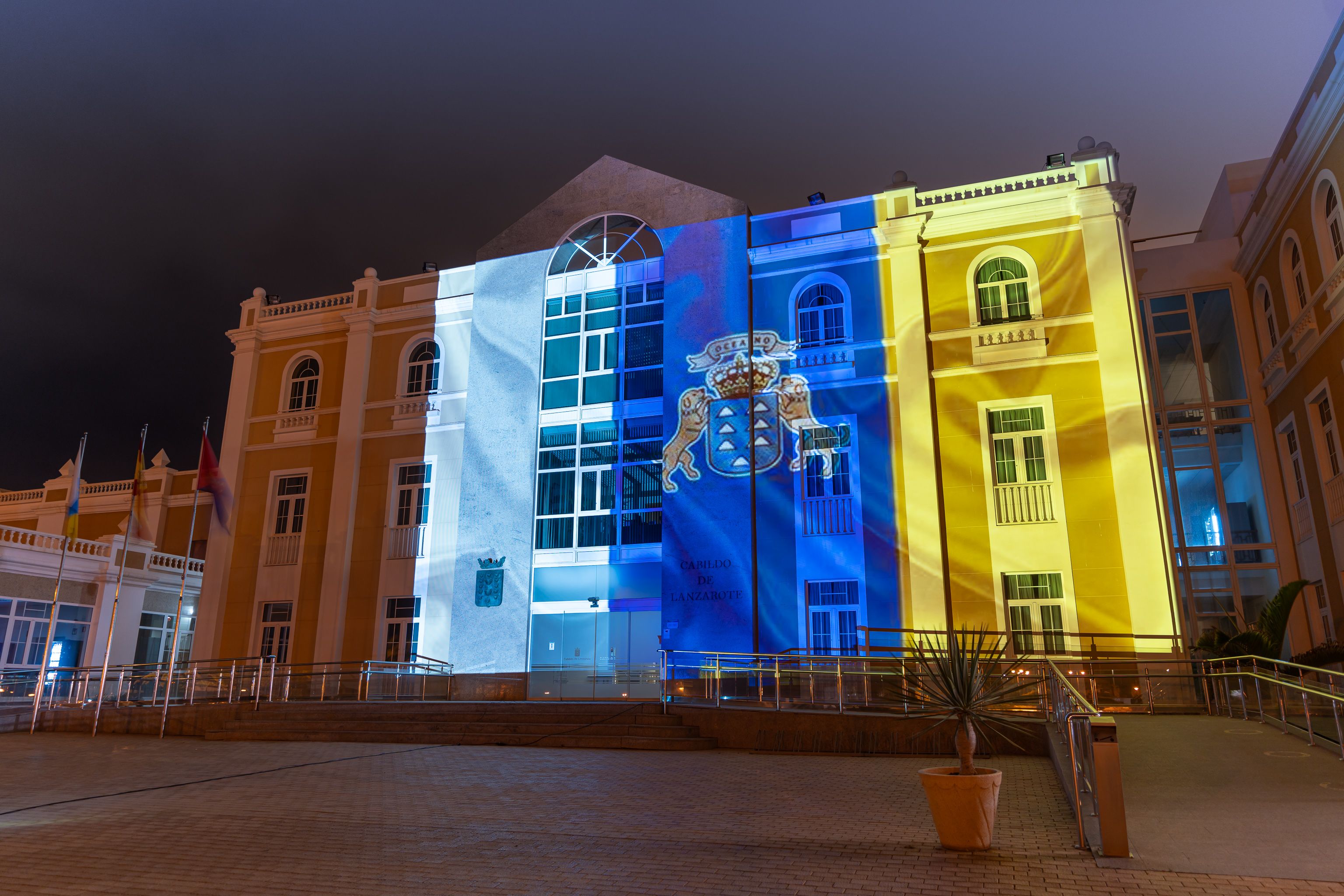 Iluminación de la bandera canaria en la fachada del Cabildo de Lanzarote.