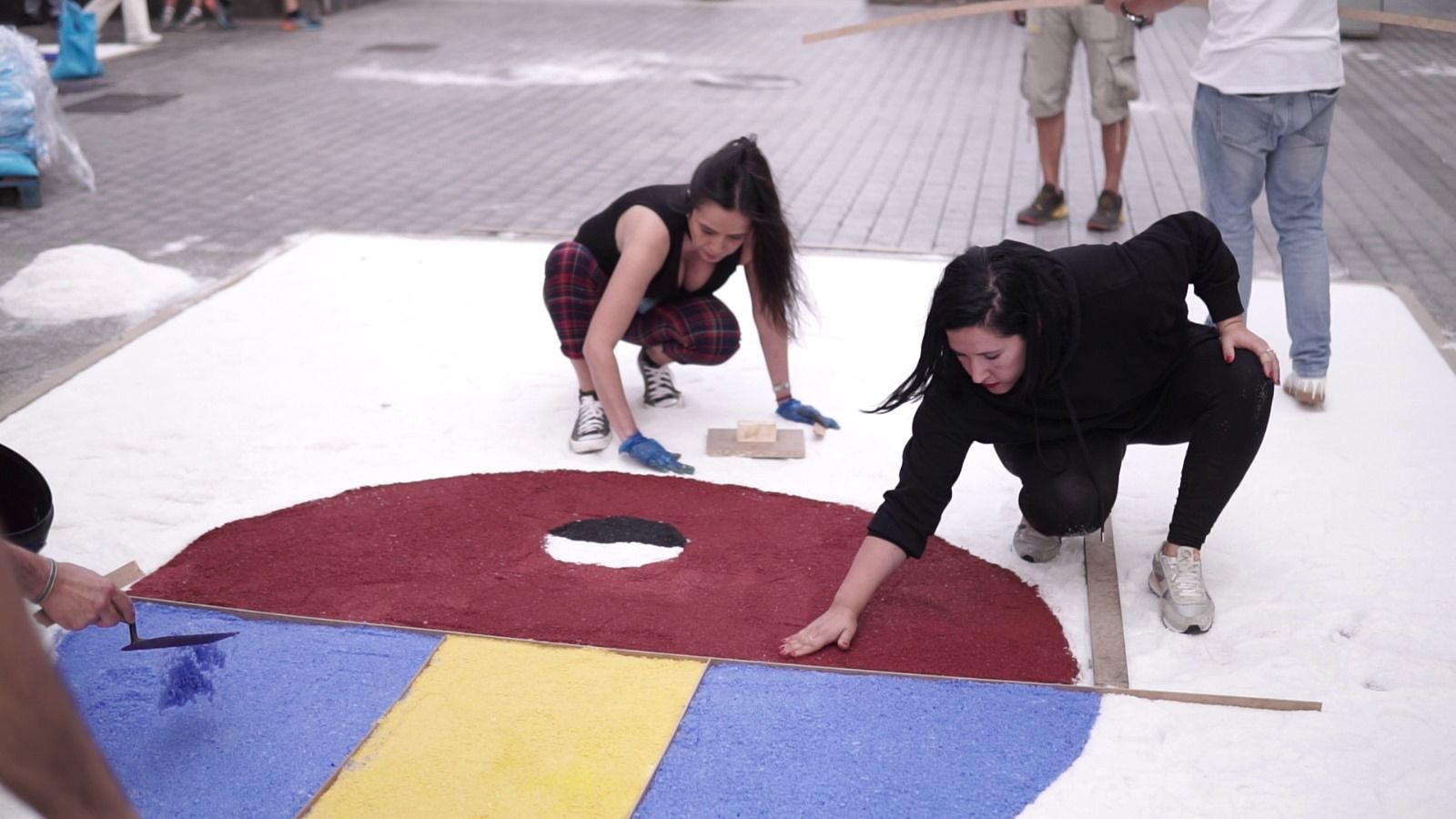 Personas realizando una alfombra de sal en una imagen de archivo