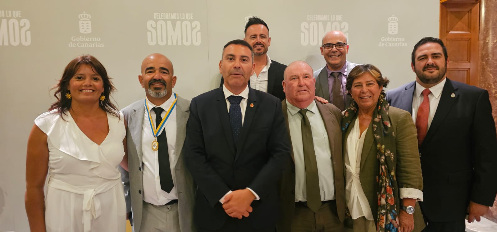 Oswaldo Betancort junto a Rita Hernández (d) y Olivia Duque (i) en la entrega de la Medalla de Oro a Los Diabletes.