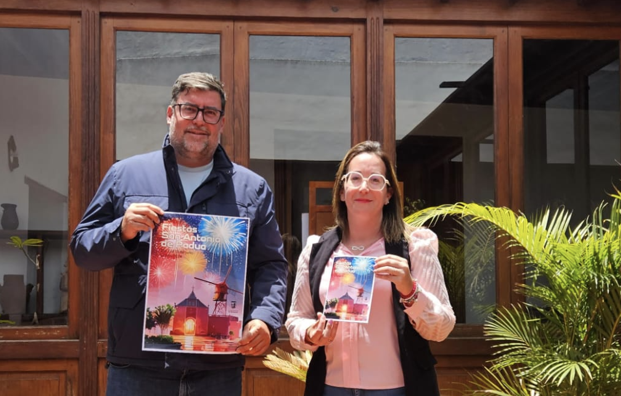 Isidro Pérez y Estefanía Luzardo presentan el cartel de las fiestas de Güimes. 