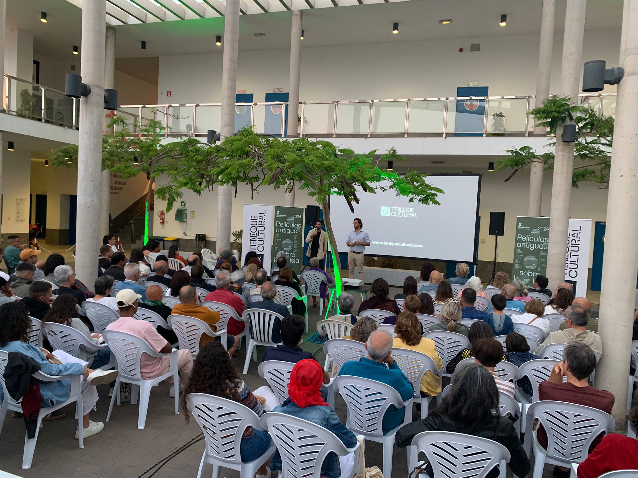 Arrecife asiste a la proyección de imágenes antiguas sobre la vida cotidiana en Lanzarote