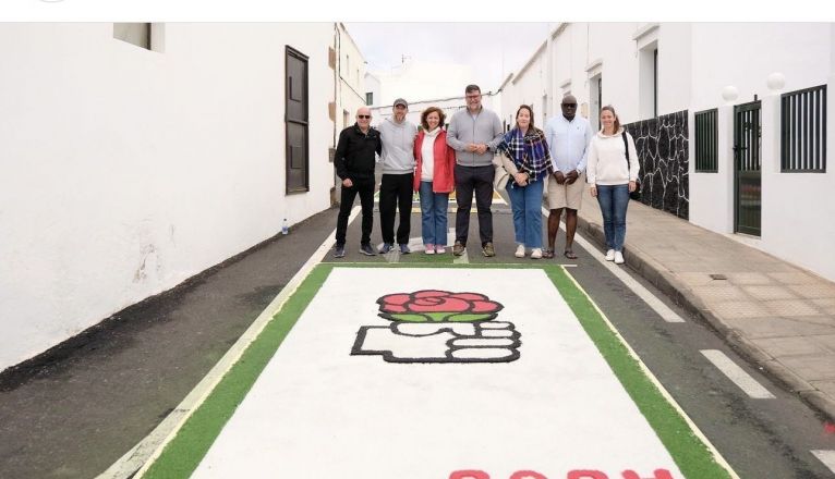 El alcalde de San Bartolomé junto a una de las alfombras del Corpus Christi con el símbolo del PSOE