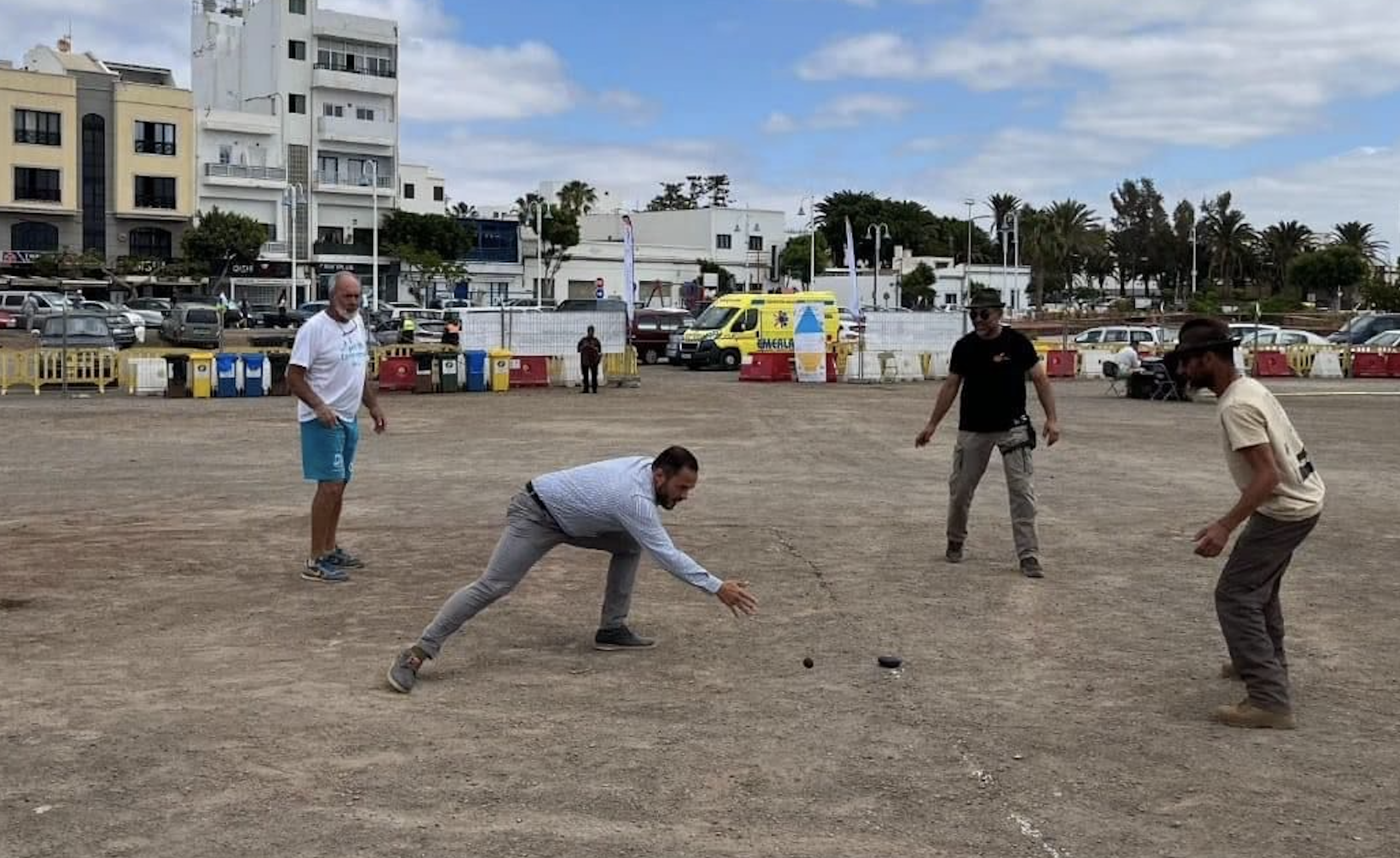 El alcalde de Arrecife, Yonathan de León, jugando a la petanca. Foto: PSOE Arrecife.