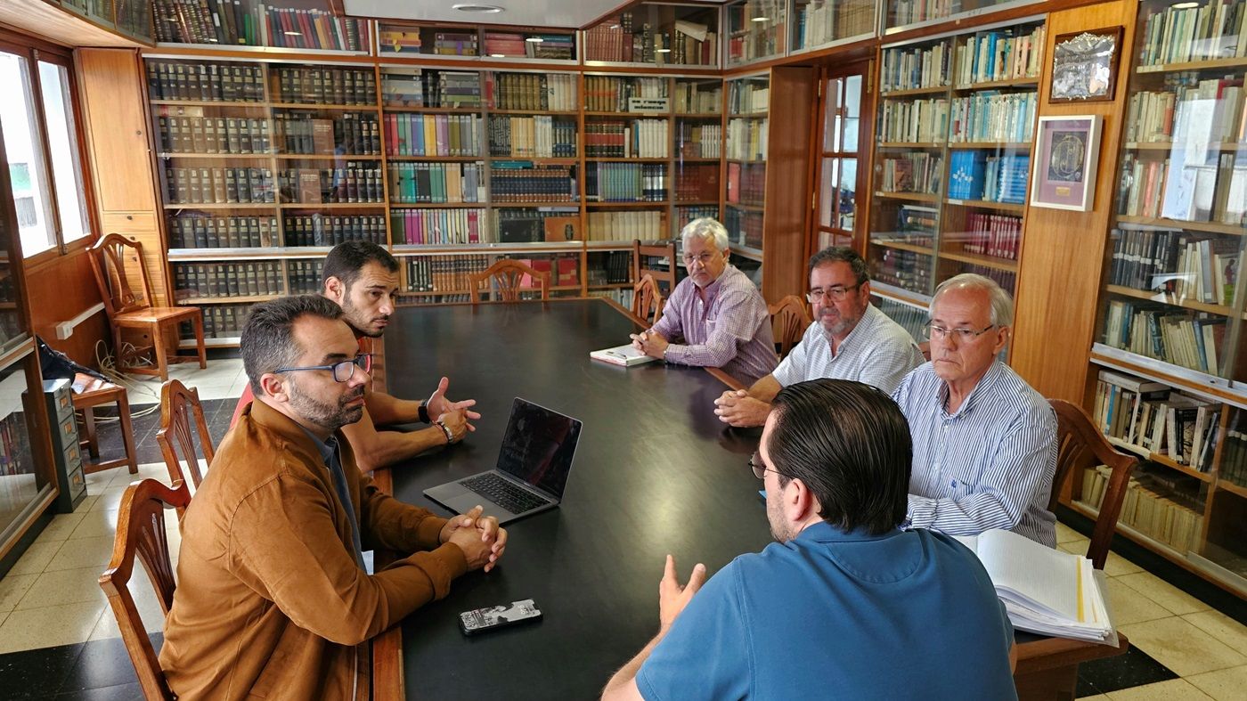 Echedey Eugenio y Rosmen Quevedo con la nueva directiva de la Sociedad Democracia