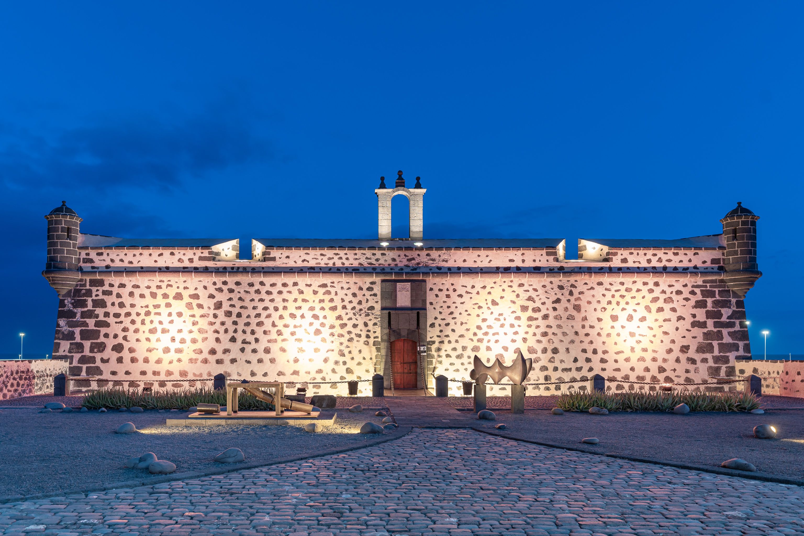 El Castillo de San José se ilumina por el Día Mundial de la Esclerosis Múltiple 