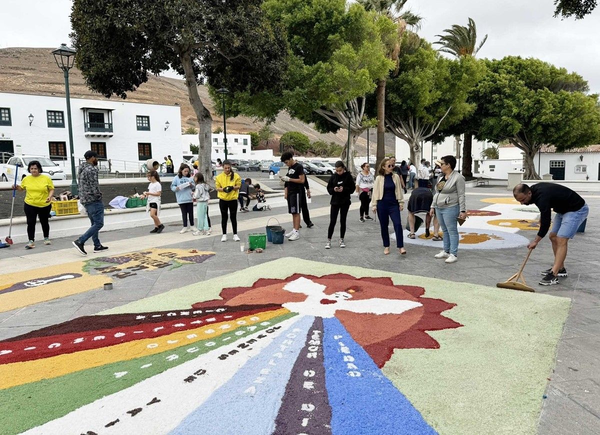 Elaboración de alfombras en Yaiza