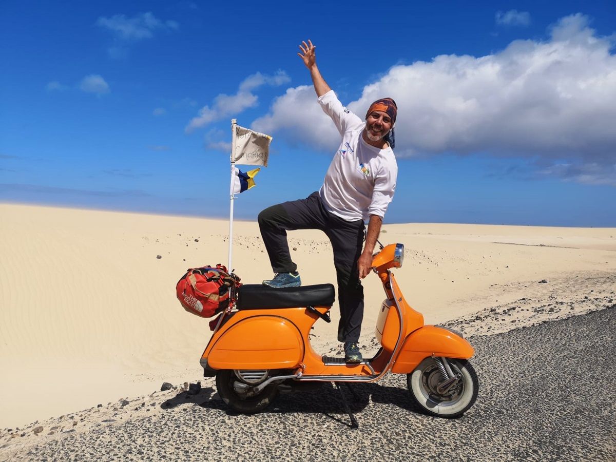 El conejero Juan Ramos Rosales durante el viaje por las ocho islas