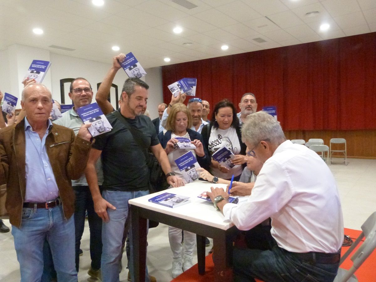 La firma del libro Reseñas Históricas sobre la Policía Local de Tías en el Centro Socio Cultural de Mácher